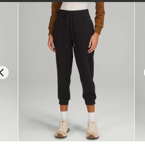 Lululemon Scuba High-Rise Cropped Jogger
Black